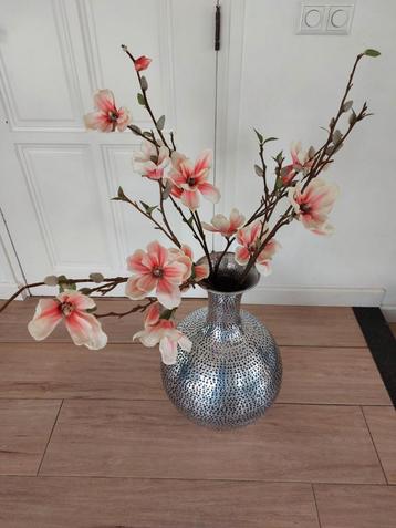 Kunstbloemen inclusief vaas  beschikbaar voor biedingen