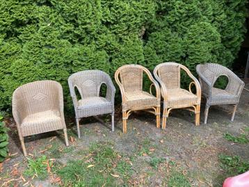 Gratis 5 rieten tuinstoelen beschikbaar voor biedingen