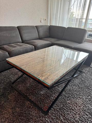 Industriële salontafel met glas – 130x80x60 cm beschikbaar voor biedingen