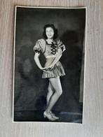 originele foto / fotokaart jonge meid in kort pakje, jr 40, Foto, Ophalen of Verzenden, Zo goed als nieuw, 1940 tot 1960