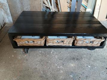 Salontafel met manden. beschikbaar voor biedingen