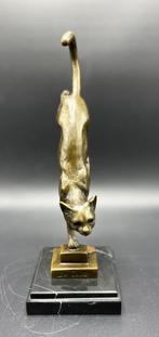 Bronzen kat die van de trap afloopt., Antiek en Kunst, Ophalen of Verzenden