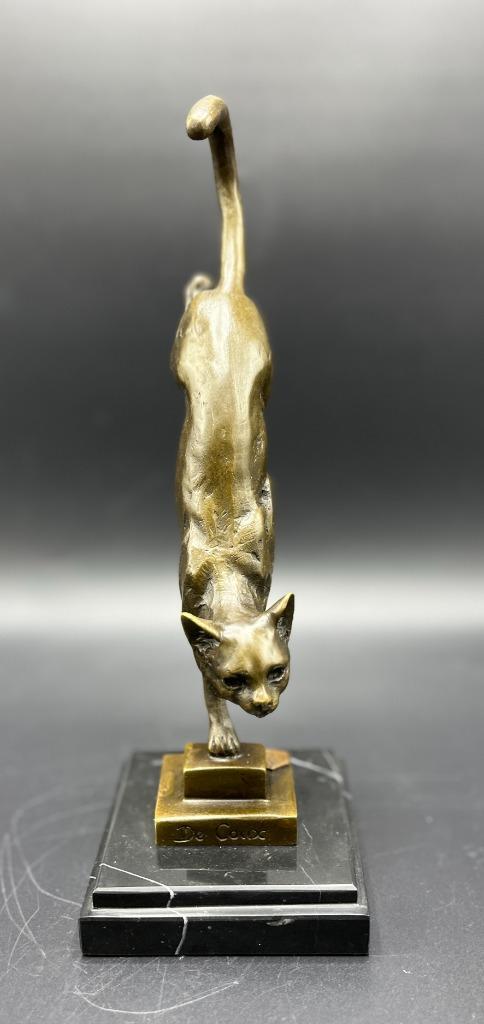 Bronzen kat die van de trap afloopt., Antiek en Kunst, Kunst | Beelden en Houtsnijwerken, Ophalen of Verzenden