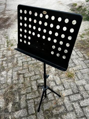 Boston Muziekstandaard. beschikbaar voor biedingen