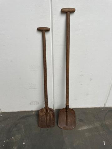 Twee oude spaden beschikbaar voor biedingen