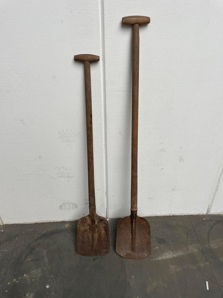 Twee oude spaden, Tuin en Terras, Hand-tuingereedschap, Gebruikt, Spade, Ophalen