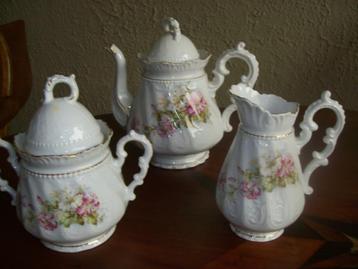 Engels koffieset met bloemetjes. beschikbaar voor biedingen