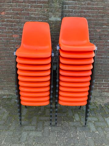 Nieuwe oranje kantinestoelen stapelstoelen stapelbare stoel beschikbaar voor biedingen