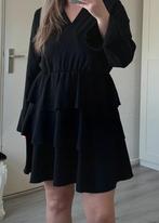 Boutiekje zwart jurkje met lagen en v hals en wijde mouwen, Kleding | Dames, Jurken, Boutiek, Zwart, Ophalen of Verzenden, Zo goed als nieuw