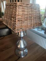 Schemerlamp met rieten kap, Huis en Inrichting, Lampen | Tafellampen, Ophalen of Verzenden, Gebruikt, Metaal, Minder dan 50 cm