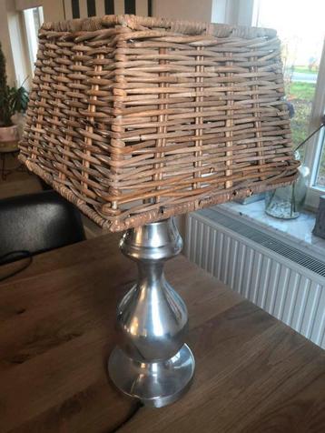 Schemerlamp met rieten kap beschikbaar voor biedingen