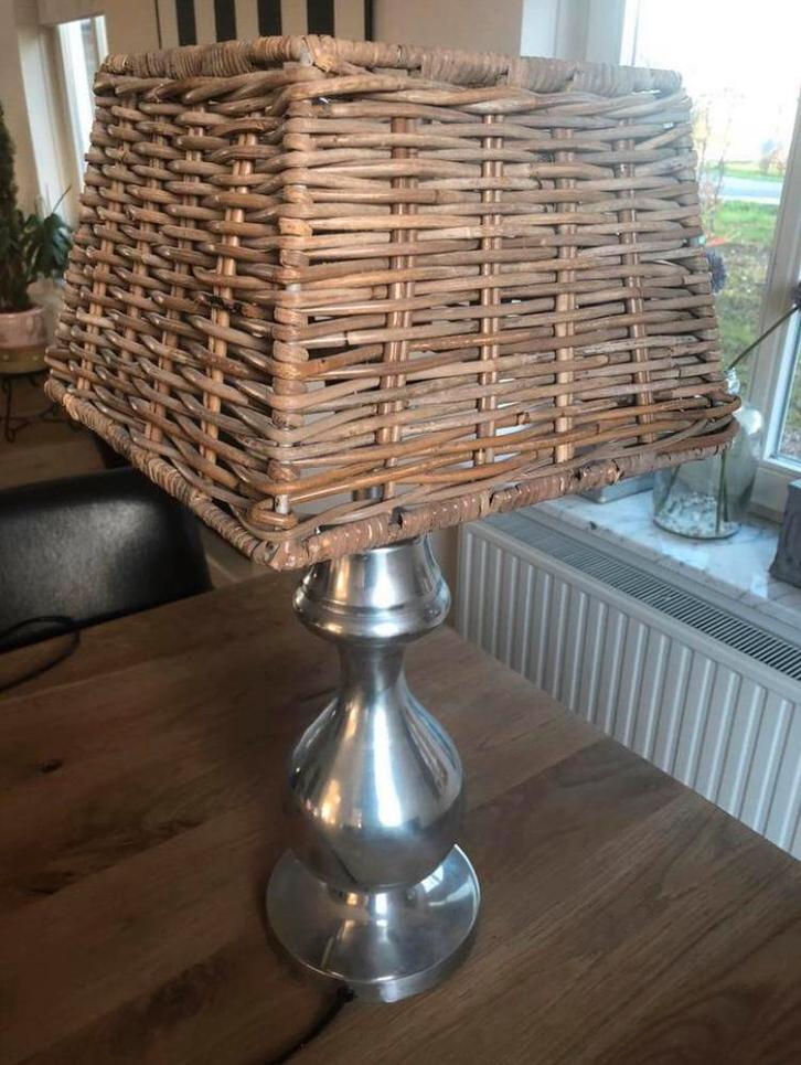 Schemerlamp met rieten kap, Huis en Inrichting, Lampen | Tafellampen, Gebruikt, Minder dan 50 cm, Hout, Metaal, Overige materialen