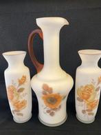 Antiek kan en vazen ​​van melkglas, Ophalen of Verzenden