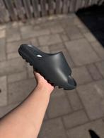 Yeezy Slide Onyx – Maat 44 2/3, Kleding | Heren, Schoenen, Slippers, Zwart, Nieuw, Ophalen of Verzenden