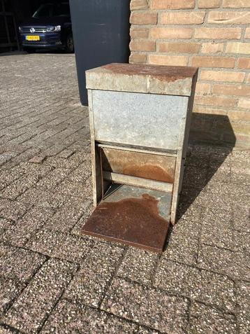 Voederbak/Trapbak beschikbaar voor biedingen