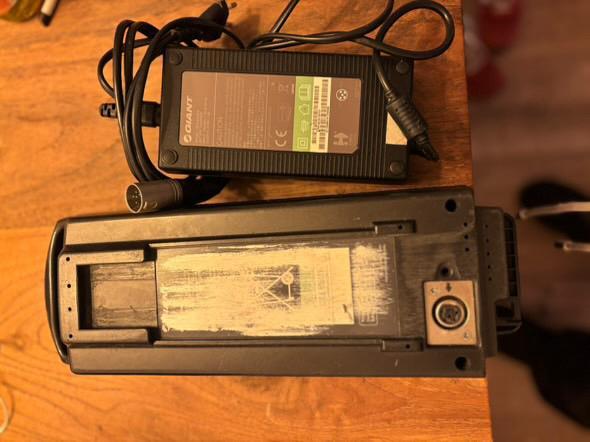 Giant fiets-accu + oplader (lees aub verder), Fietsen en Brommers, Fietsaccessoires | Fietsaccu's, Gebruikt, Ophalen of Verzenden