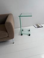 Glazen bijzettafel op wielen, Huis en Inrichting, Tafels | Bijzettafels, Minder dan 55 cm, Design, Ophalen of Verzenden, 60 cm of meer