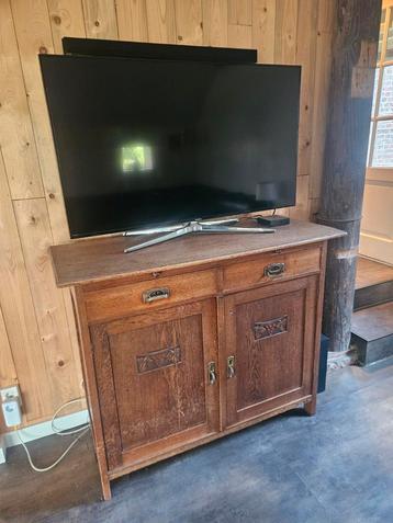 Mooie houten dressoir kast beschikbaar voor biedingen