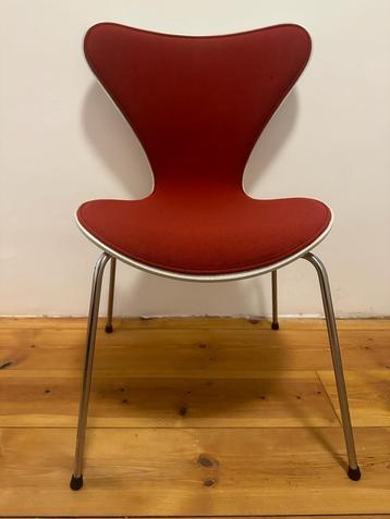 5 vlinderstoelen gestoffeerd rood Fritz Hansen beschikbaar voor biedingen