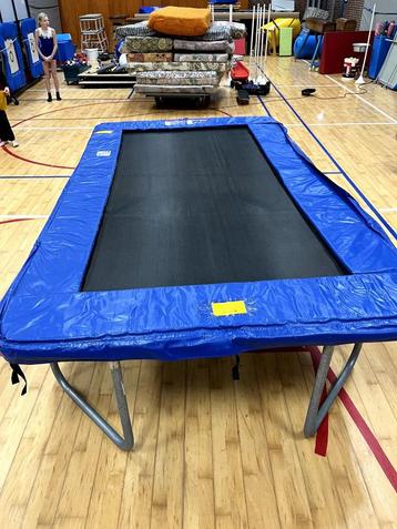 rechthoekige trampoline, weinig gebruikt beschikbaar voor biedingen