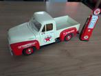 1953 Ford F-100 & vintage gas pump schaal 1:18, Ophalen of Verzenden, Zo goed als nieuw