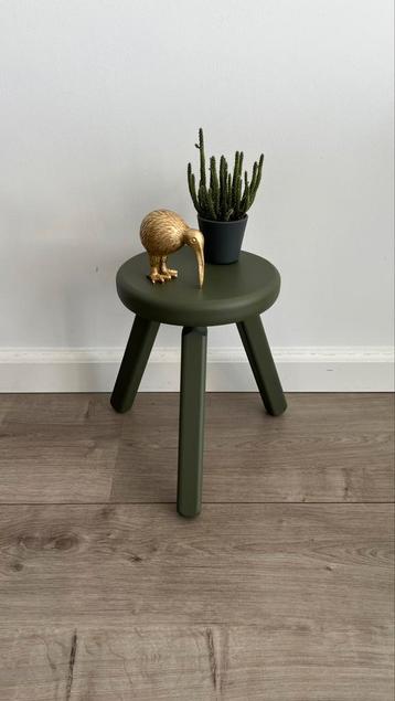 Krukje, bijzettafeltje, plantentafel beschikbaar voor biedingen