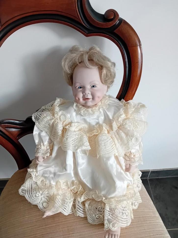 Antieke Porseleinen Pop met Romantische Jurk, Verzamelen, Poppen, Ophalen of Verzenden