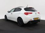 Alfa Romeo Giulietta 1.4 T Distinctive Pano | Xenon | Navi |, Auto's, Stof, Zwart, 4 cilinders, Wit