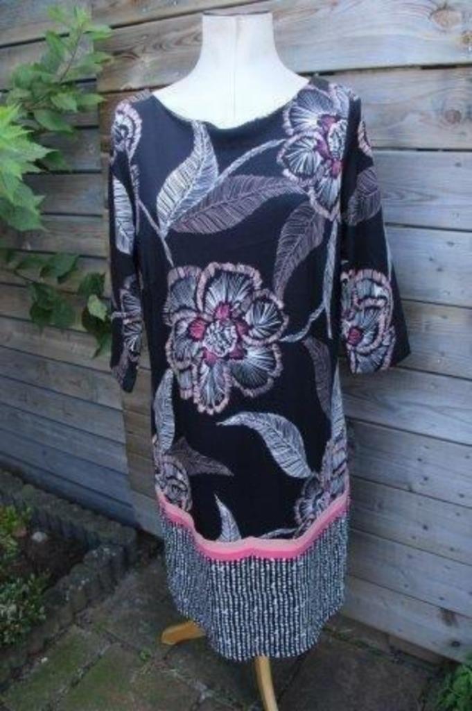 Jurk zwart/ wit/ roze Comma mt 44 Vaste prijs  OPRUIMING, Kleding | Dames, Jurken, Zo goed als nieuw, Maat 42/44 (L), Zwart, Knielengte