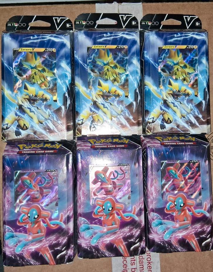 Zeraora v deck 3 x Deoxys v deck 3 x, Hobby en Vrije tijd, Verzamelkaartspellen | Pokémon, Nieuw, Speeldeck, Foil, Ophalen of Verzenden