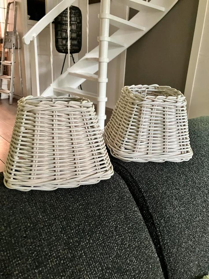 2 Witte rotan lampenkappen - 13x18 cm, Huis en Inrichting, Lampen | Lampenkappen, Zo goed als nieuw, Minder dan 25 cm, Overige vormen
