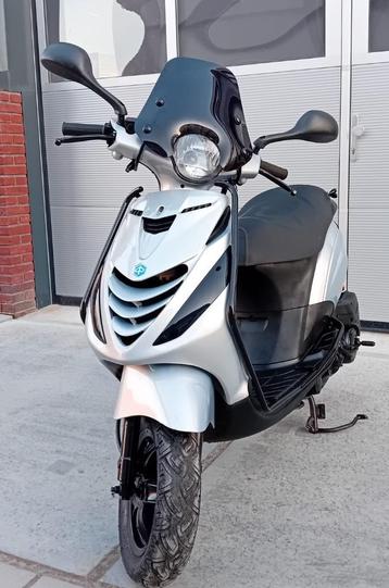 Piaggio Zip 4T Scooter Glans Zilver FULL OPTION (BROM) beschikbaar voor biedingen