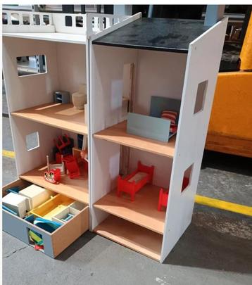 Ikea poppenhuis met meubeltjes beschikbaar voor biedingen