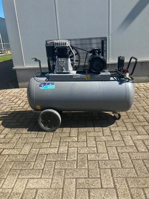 Airpress Hk 700/300, Doe-het-zelf en Verbouw, Compressors, Gebruikt, 6 tot 10 bar, 100 liter of meer, 400 tot 800 liter/min, Mobiel