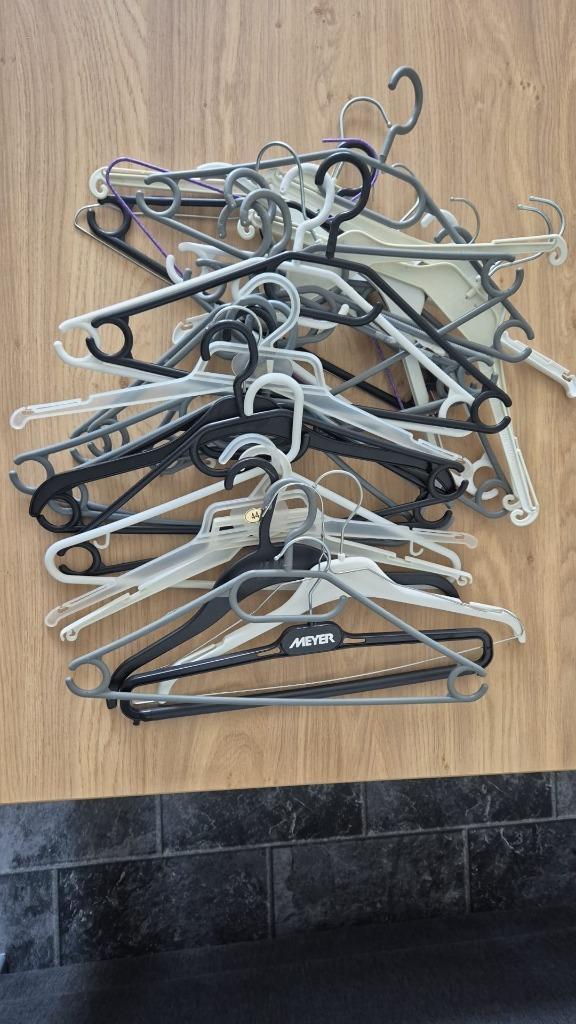 Set van 30 kunststof kleerhangers – verschillende modellen, Kleding | Dames, Kledinghangers, Zo goed als nieuw, Kunststof, Kinderen en Volwassenen