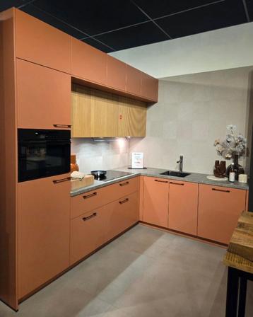 Fantastische showroomkeuken in zijdeglanslak NCS beschikbaar voor biedingen