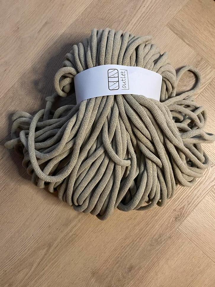 Bobbiny jumbo 9 mm outlet! Nieuw Pale Olive prijs per stuk, Hobby en Vrije tijd, Breien en Haken, Nieuw, Breien of Haken, Wol of Garen