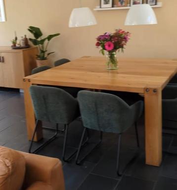 Stoere eikenhouten eettafel 160x160 + bankje beschikbaar voor biedingen