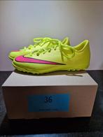 Nike Kunstgrasschoenen - Maat 36 - Geel/Roze, Sport en Fitness, Voetbal, Ophalen of Verzenden, Nieuw, Schoenen