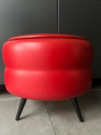 VINTAGE MID CENTURY FERRARI ROOD NAAIPOEF POEF MET DEKSEL, Huis en Inrichting, Banken | Voetenbanken en Poefen, Ophalen of Verzenden
