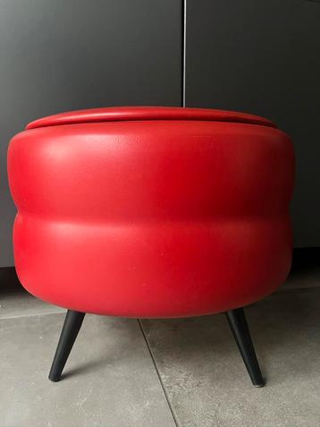VINTAGE MID CENTURY FERRARI ROOD NAAIPOEF POEF MET DEKSEL beschikbaar voor biedingen