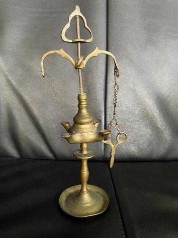 Een oude vintage antieke snotneus olielamp poppenhuis beschikbaar voor biedingen