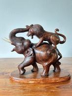 Beeld / sculptuur - Leeuw en olifant - hout, Antiek en Kunst, Kunst | Beelden en Houtsnijwerken, Ophalen of Verzenden