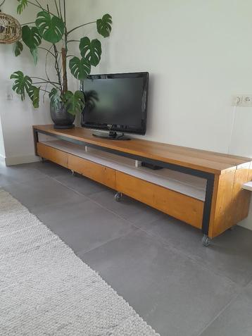 tv meubel met bijpassende salontafel beschikbaar voor biedingen