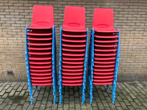 Nieuwe stapelbare stoelen rode kantinestoelen stapelstoelen, Huis en Inrichting, Stoelen, Zo goed als nieuw, Vijf, Zes of meer stoelen