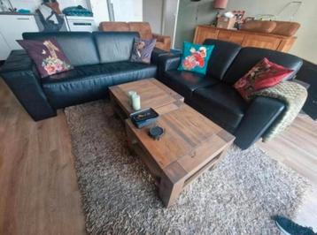 2 zwarte leren 2-Zitsbanken in nette staat (Geen leder look) beschikbaar voor biedingen