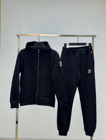 Zwarte trainingspak set beschikbaar voor biedingen