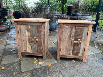 Stoere kast van oud Truckwood beschikbaar voor biedingen