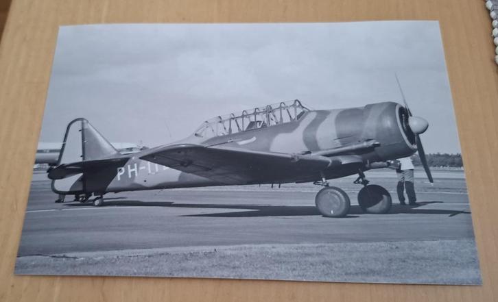 Foto van oud vliegtuig Kon. Luchtmacht, Verzamelen, Foto's en Prenten, Nieuw, Foto, Overige onderwerpen, 1980 tot heden, Verzenden