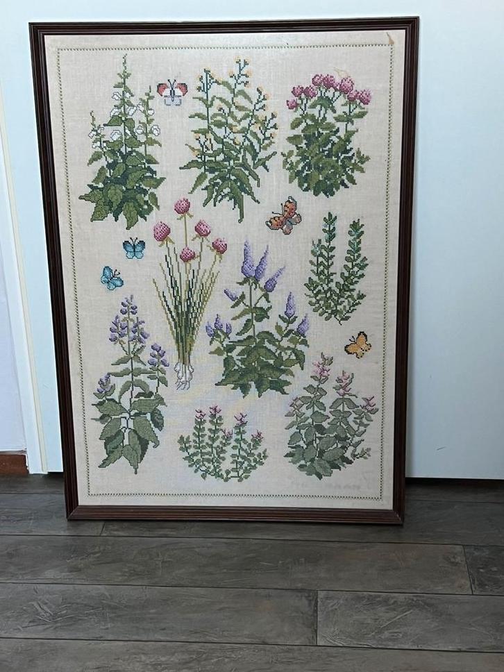 Geborduurde kruiden en vlinders in lijst, Hobby en Vrije tijd, Borduren en Borduurmachines, Zo goed als nieuw, Patroon, Handborduren